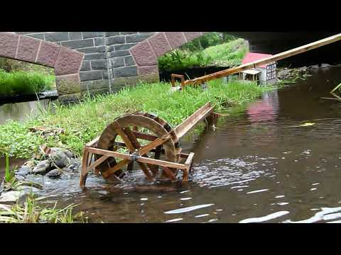 Arbeitsweisen von Mühlenmodellen aktiv im und am Flußwasser