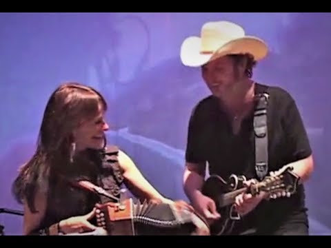 Mundy & Sharon Shannon   --  Galway Girl