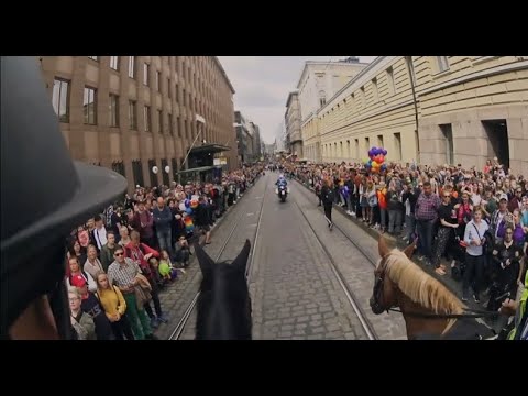 Ratsupoliisit turvaavat Pride-kulkuetta