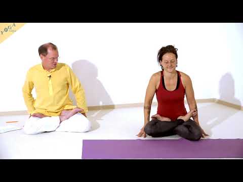 Hahn mit Armen neben dem Körper - Yoga Asana Lexikon