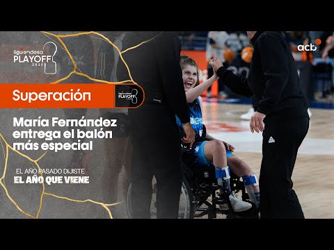 María Fernández hace entrega del balón