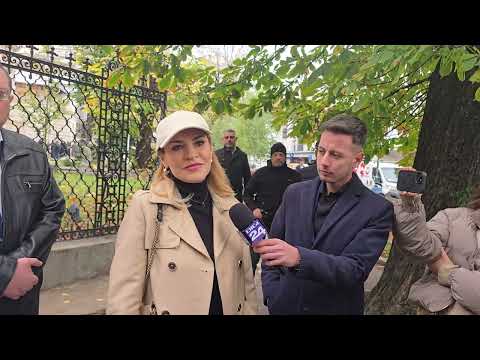 Gabriela Firea and her shadow when she was always the PSD candidate for mayor of the capital.