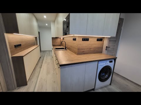 Béžová kuchyň s dřevodekorem