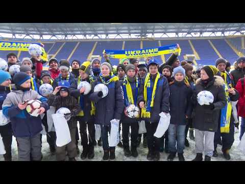 Андрій Шевченко та Юлія Світлична подарували м'ячи дітям