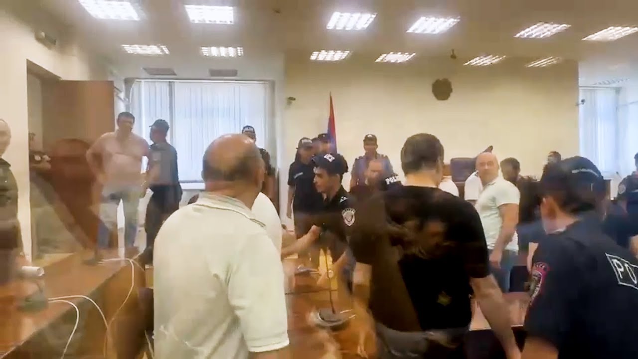 Փաստաբանները բոյկոտեցին. ինչ է կատարվում Սրբազանի և մյուսների դատավարությանը