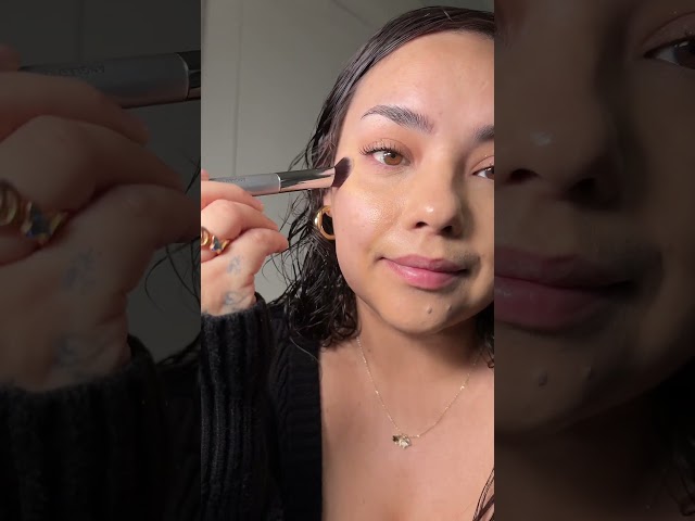 Vídeo relacionado con IT Cosmetics, Do It All Radiant Concealer, Corrige, Ilumina y Rellena la Piel, Larga Duración, Antiojeras, Tez Luminosa, Formulado con Sérum Multivitaminas, 7 ml, Tono: Fairest Neutral 110