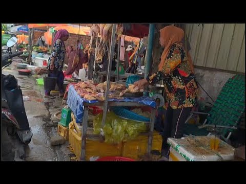 Small market near Phnom Penh but food still fresh!