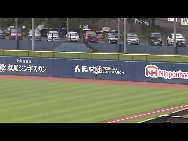 【ファーム】ファイターズ・今川優馬 フェンスにぶつかりながらもナイスキャッチ!!  2023年7月8日 北海道日本ハムファイターズ 対 東北楽天ゴールデンイーグルス