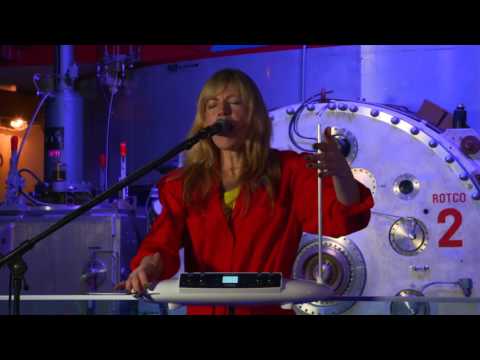 Пример исполнения на терменвоксе Moog Theremini