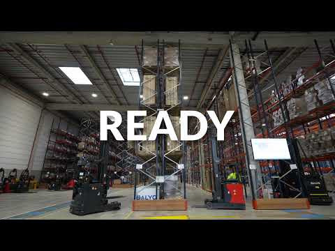 ROBOT AGV/AMR vs MANUAL - The high reach truck race