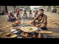 PURE PUNJABI CULTURE DESI NASHTA SAAG MAKHAN PARATHA CHEAPEST STREET FOOD IN PAKISTAN