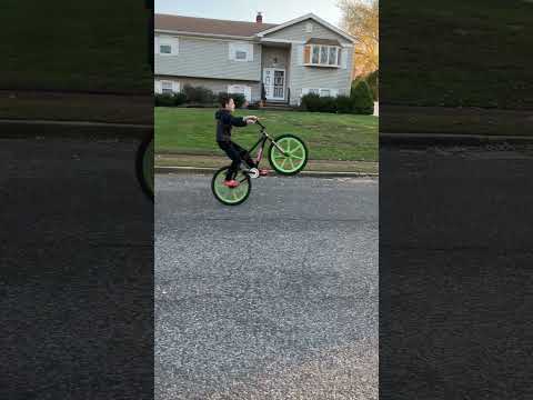 Lil one hand peg wheelie #bikelife #wheelieboyz #bikestunts #wheeliebike #biketricks #bmx #wheelie