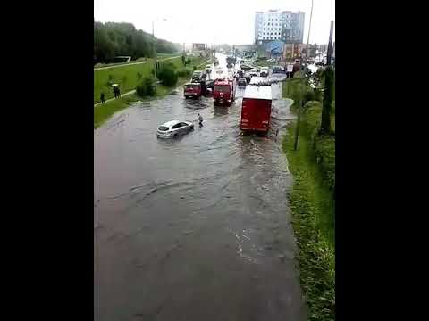 Під мостом на Пасічну негода заблокувала машини. ВІДЕО