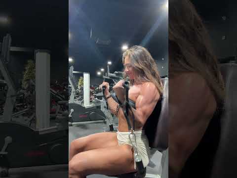 Bicep curls every day are starting to work 👀