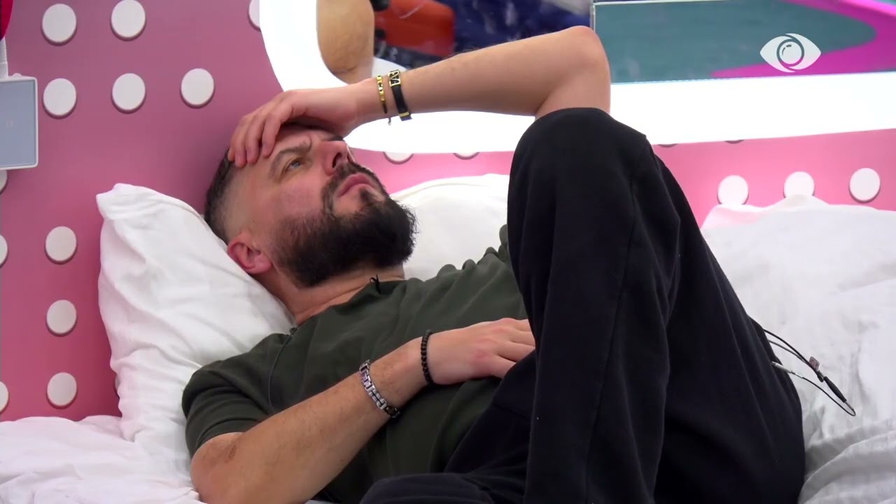 Gimbo puth Selin dhe shtrihet pranë saj