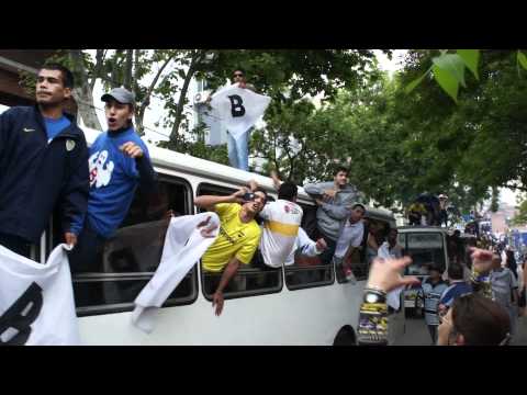 "LaMitadMas1 Llegada de la 12 a River - 2010 Apertura River vs Boca" Barra: La 12 &bull; Club: Boca Juniors