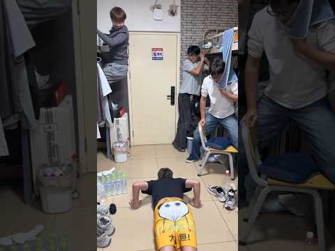 Khi tôi giả vờ mộng du để xem các bạn cùng phòng phản ứng ra sao!