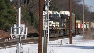 preview picture of video 'Guilford GP40 Long Hood Forward Meeting NS Powered Intermodal Shirley MA - 1/16/10'