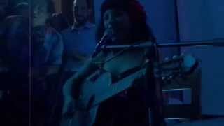 MON LAFERTE | UN SOLO HOMBRE NO PUEDO TENER (Acústico)