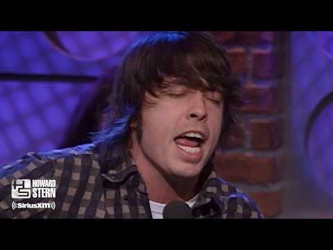 Dave Grohl Sings Acoustic Version of “Times Like These” (2002)