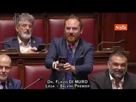Proposta di matrimonio in Aula alla Camera: «Elisa, mi vuoi sposare?»