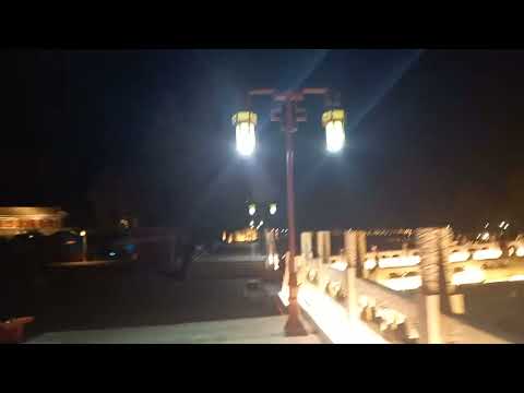 Caminhada noturna iluminada pelas margens do rio na cidade de Chengde, província de Hebei