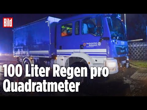 NRW: Hochwasser und Starkregen – Leute stehen knietief im Wasser