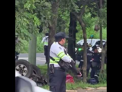 ¡VUELCA VEHÍCULO Y DERRRIBA UN POSTE EN EL PUENTE SANTO TOMÁS! RUMBO A SAN SALVADOR ...