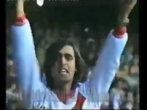 "River Plate vs Boca Juniors - Monumental de Núñez, Buenos Aires, Argentina, 1990" Barra: Los Borrachos del Tablón &bull; Club: River Plate