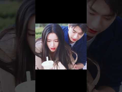 Pegado y considerado🥰#shorts #Todoelmundomeama #EveryoneLovesMe #LinYi #ZhouYe #Chinesedrama #cdrama