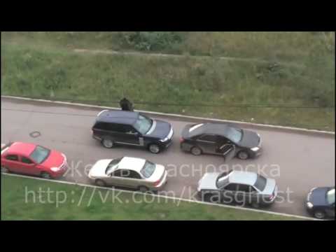 В Красноярске люди с автоматами насильно посадили мужчину в автомобиль