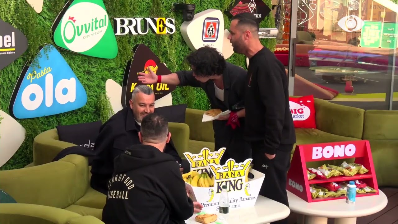 Mal dhe Stenaldo i këndojnë Rogertit: O kokëlesh…