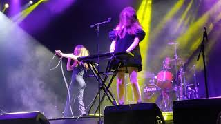 Let&#39;s Eat Grandma - Falling Into Me (Live Mad Cool 2019)