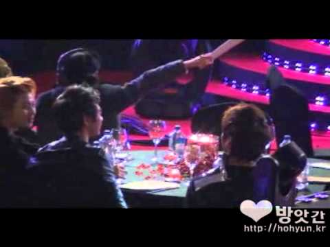 [Cute|HoHyun] 10.12.09 JongTae conducting fans singing@GDA