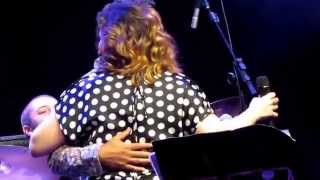 Maria Rita e Simoninha cantam &quot;Menininha do Portão&quot;. 15/11/2014.