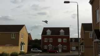 preview picture of video 'Vulcan bomber flies over King's Lynn 23/08/12'