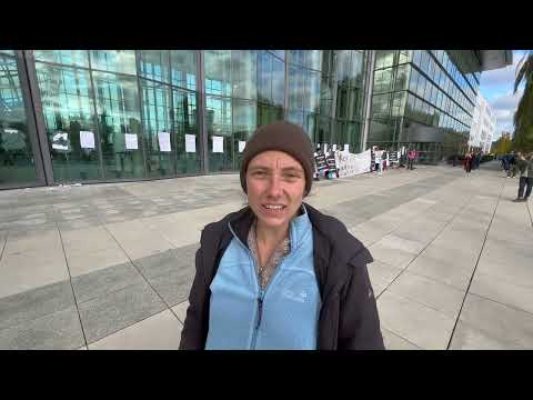 19.10.22 Hanna Poddig von Stop Trinity bei der Blockade von Scientist Rebellion in Wolfsburg