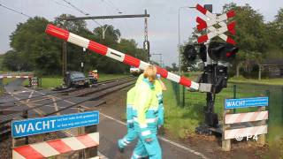 preview picture of video 'Beelden na aanrijding met trein nabij spoorwegovergang 23 juni 2011'