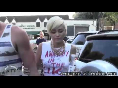 Miley Cyrus says F#ck off to Paparazzi