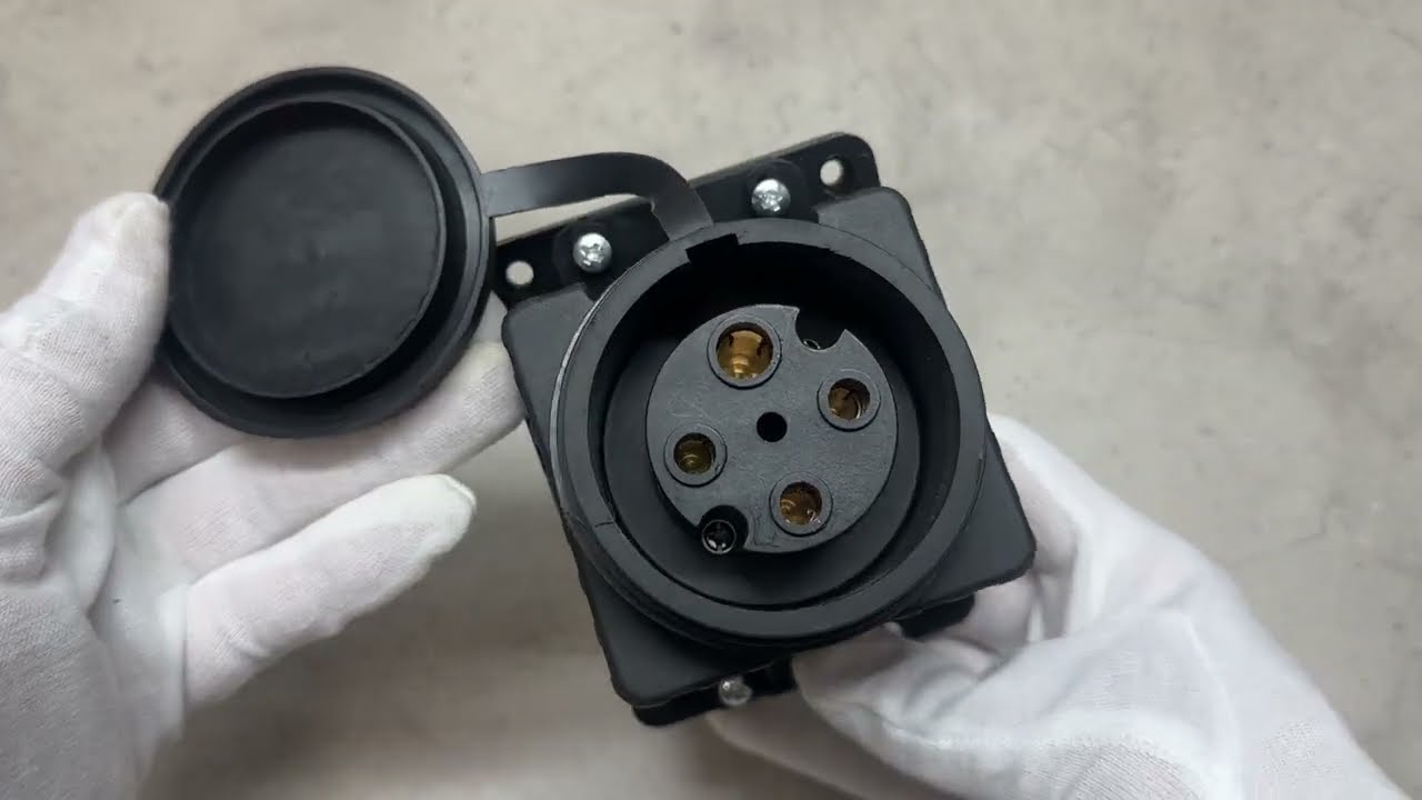 Силовая розетка стационарная LEZARD IP44 3Р+Е 32А 380V Каучук 3Р+РЕ 332-0100-0202