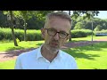 Peter Swanborn draagt zijn gedicht 'Magische dagen' voor