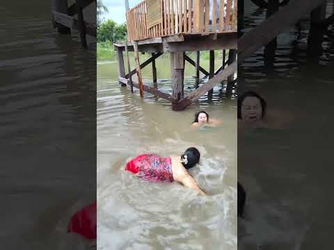 Para ibu ibu Lagi mandi di Sungai