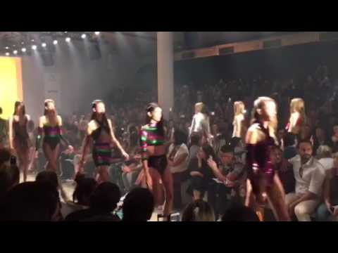 Supresa!! AMIR SLAMA traz show do cantor ZEEBA para seu desfile no SPFW N43