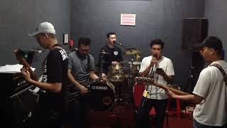 Download lagu Andra and the Backbone- Hitamku (Cover) arrangement mp3