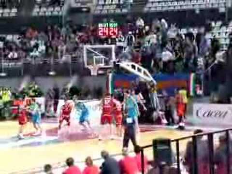 Lottomatica Virtus Roma-Barcellona - Gianluca Basile for Jordi Trias' dunk