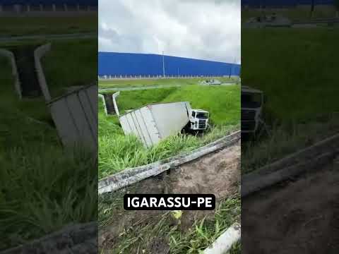 Acidente com carreta por volta das 13:00 hs em Igarassu-PE. Graças a Deus o motorista sobreviveu.