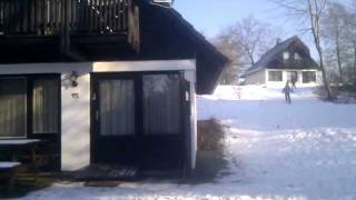 preview picture of video 'Lol met vers sneeuw bij vakantiehuis 95 Frankenau nabij Sauerland Duitsland'