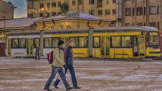 Raitiovaunu Tram jälleen Turun kauppatorilla Turku market square
