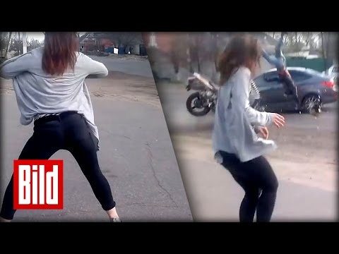 Horror-Crash - Mädchen tanzen sexy am Strassenrand