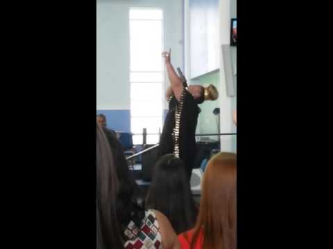 Deise cantando no 18 Festival da W. Music